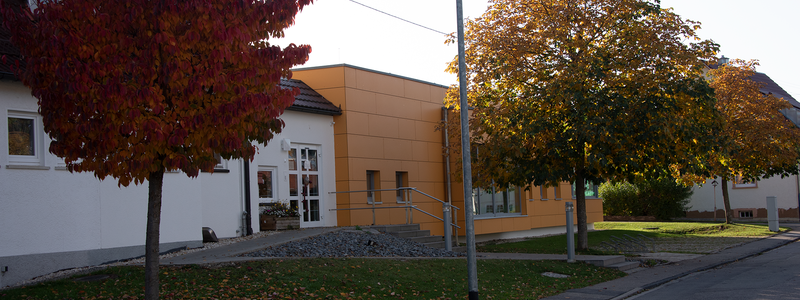Bild des Kindergartens und insbesondere des Eingangs von der Straße aus  