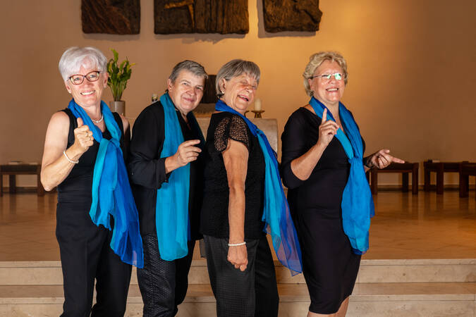 Bild von vier Frauen des Gesangvereins in der Kirche welche in einer Reihe stehen