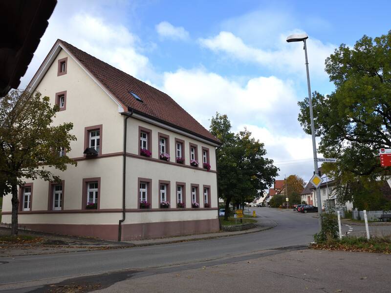 Bild der Dorfstraße mit dem Blick auf das Vereinshaus